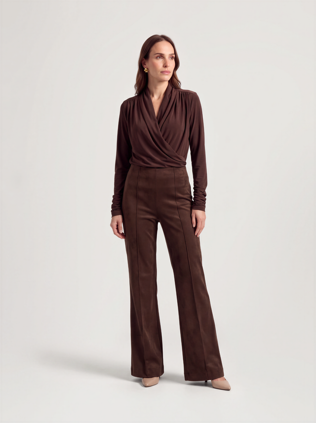 Model draagt de River top in bruin met bijpassende wijde suède pantalon, volledig vooraanzicht