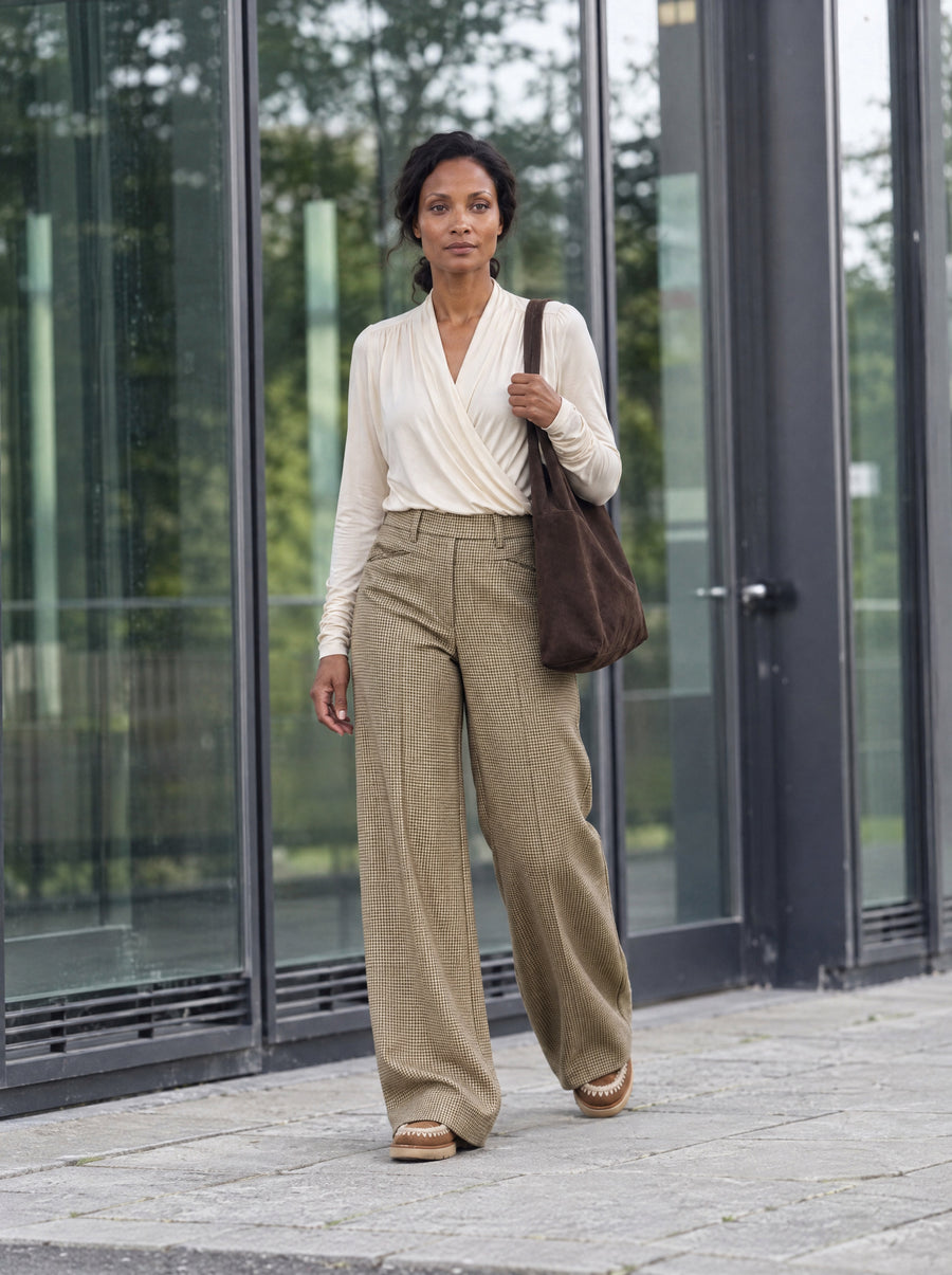 River Top Ecru met Mila Pants Camel — ecru overslagtop met V-hals op een wijde pied-de-poule pantalon in camel