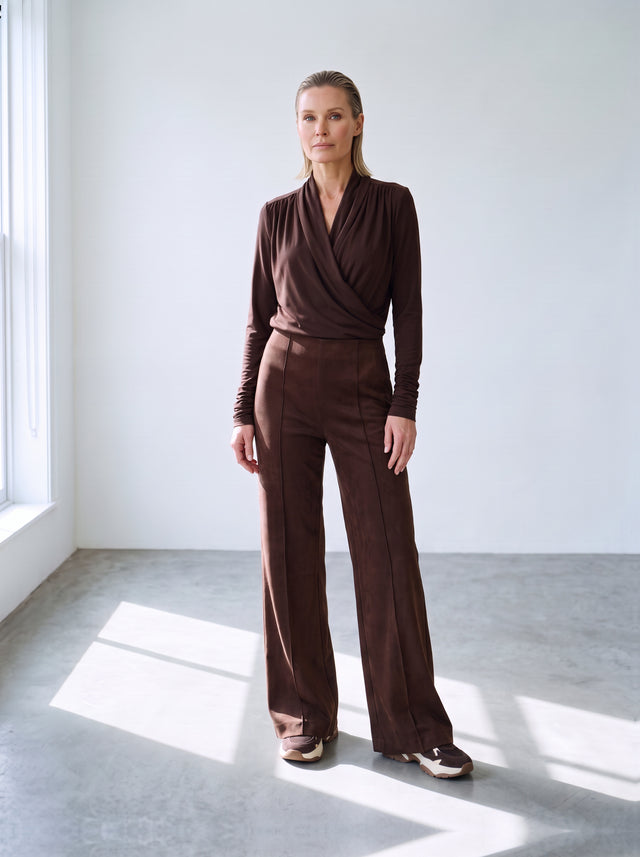 Sage Pants Brown — ten voeten uit op model