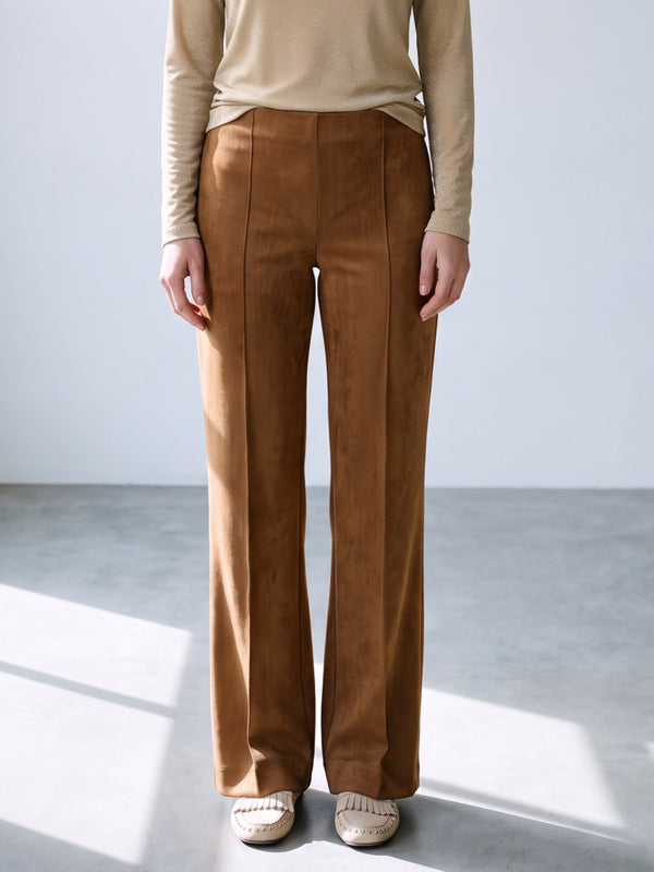 Sage Pants Cognac — close-up op model