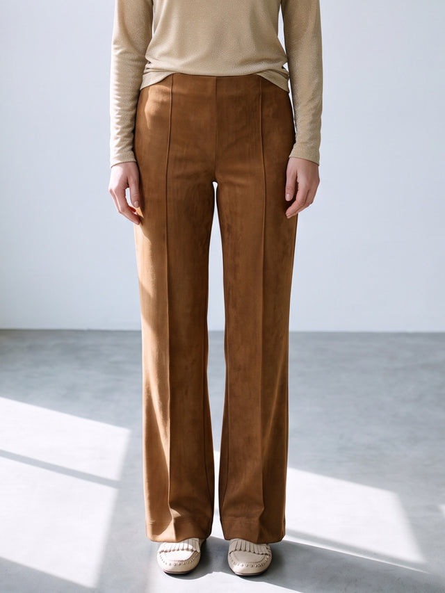 Sage Pants Cognac — close-up op model