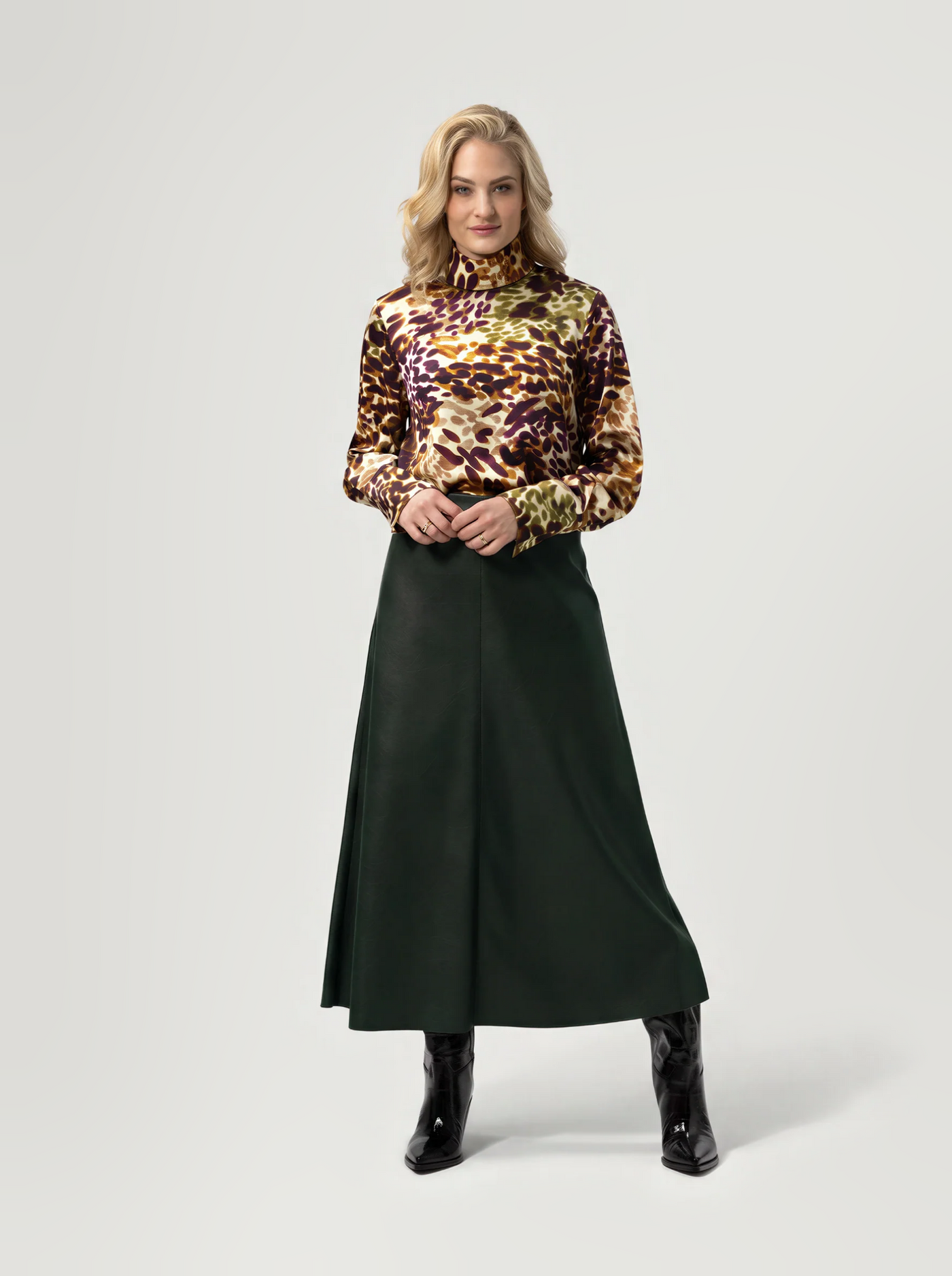 BR&DY Sky Skirt in army – rok ten voeten uit gedragen met geprinte blouse en laarzen