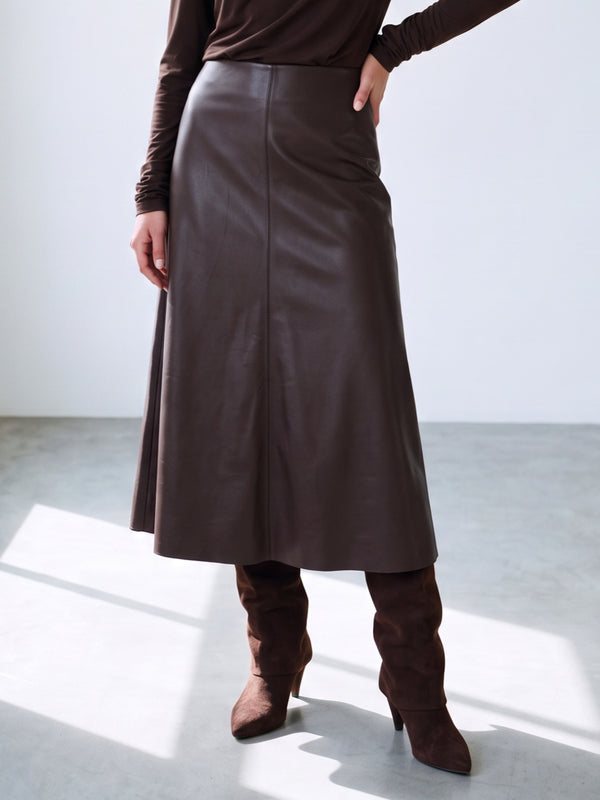 Sky Skirt Brown — close-up op model