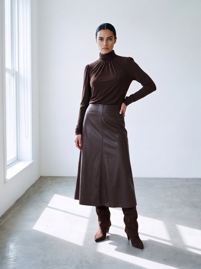 Sky Skirt Brown — ten voeten uit op model