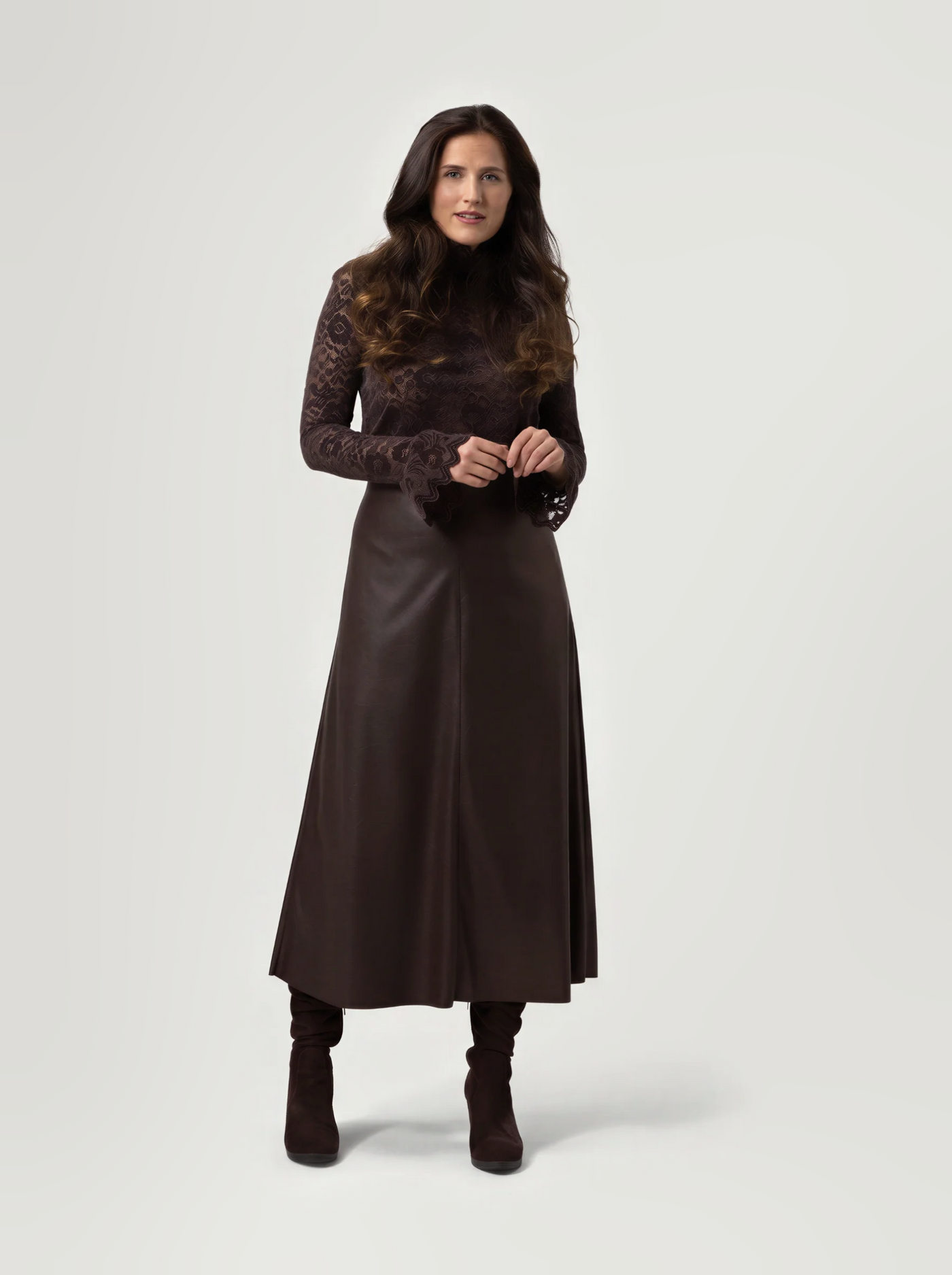BR&DY Sky Skirt in bruin – rok ten voeten uit gedragen met kanten top en laarzen