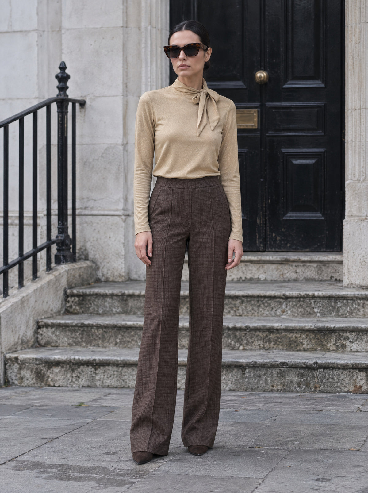 Skyler Top Gold met Star Pants Brown — glittertop met geruite flared pantalon in bruin