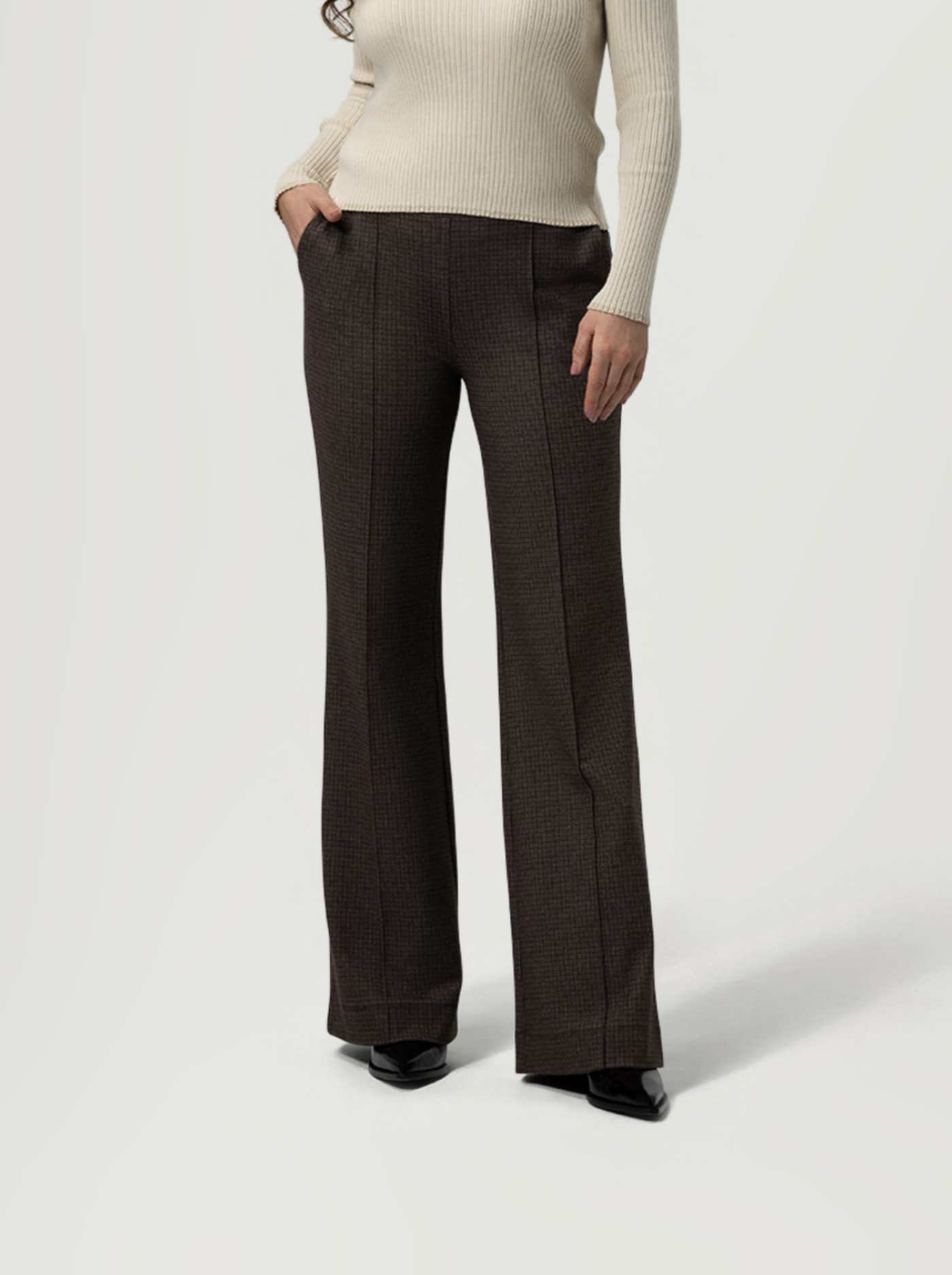 Star Pants Brown — close-up van de flared broek