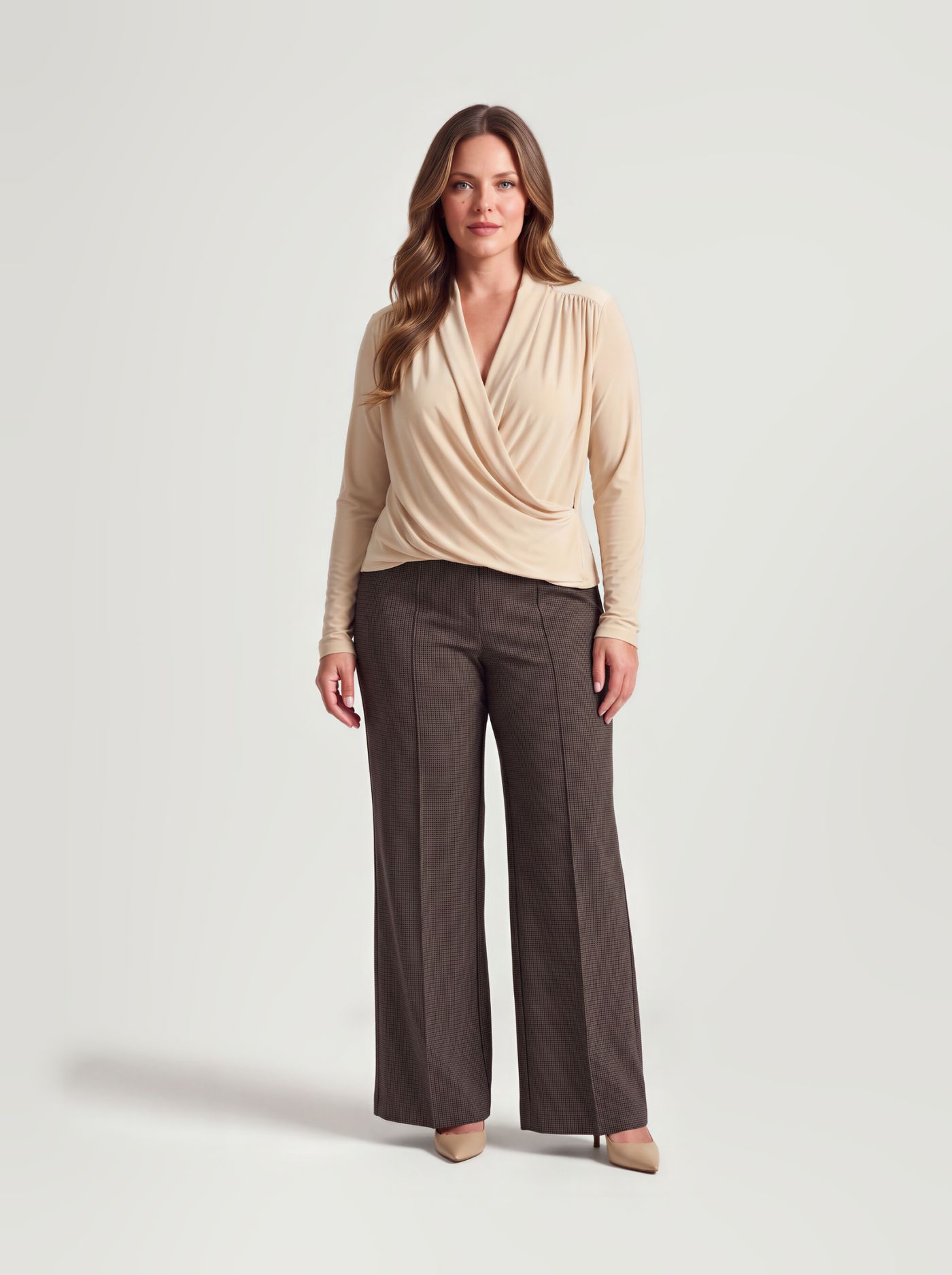 Star Pants Brown — model draagt de flared broek met ecru overslagtop, volledige lengte