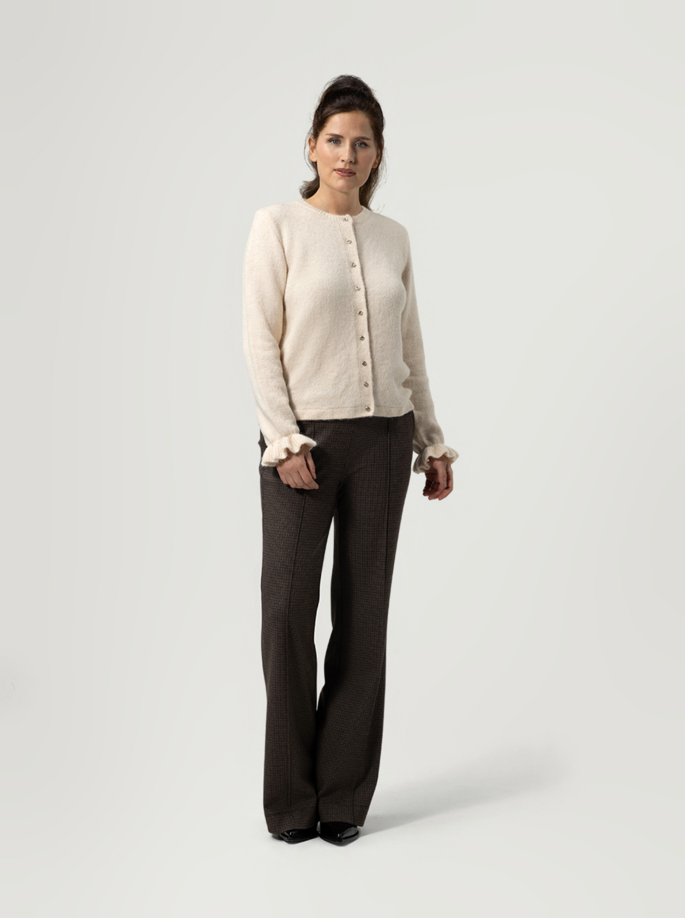 Star Pants Brown — model draagt de flared broek, volledige lengte