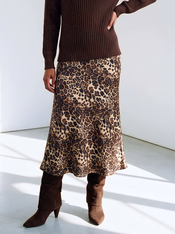 Swing Skirt Camel — close-up op model