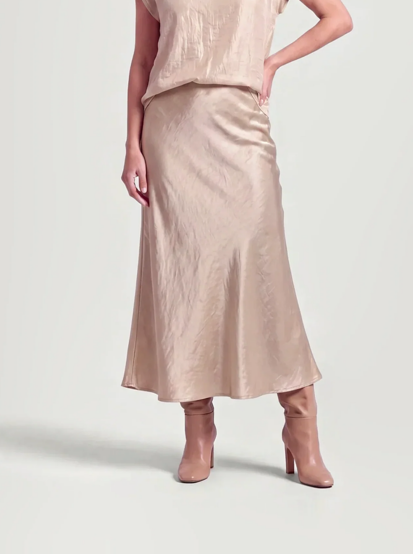 BR&DY Swing Skirt in goud – damesrok met wijde val, close-up