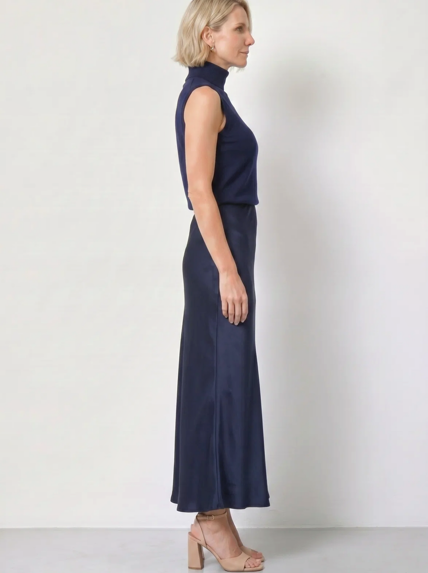 BR&DY Swing Skirt in donkerblauw – rok ten voeten uit gedragen