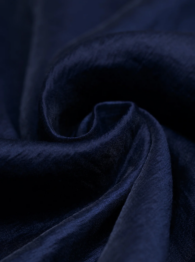BR&DY Swing Skirt in donkerblauw – detail van de stof en de print