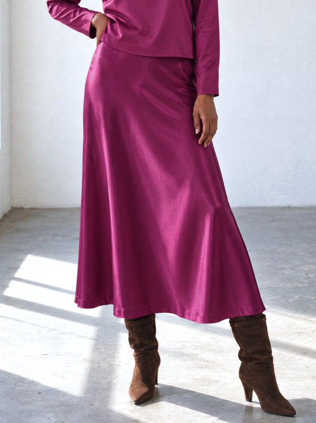 Swing Skirt Purple van dichtbij: hoge taille en uitlopende zoom in satijnlook