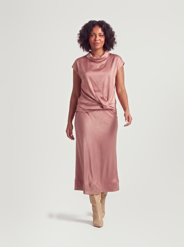 BR&DY Swing Skirt in zachtroze – rok ten voeten uit gedragen