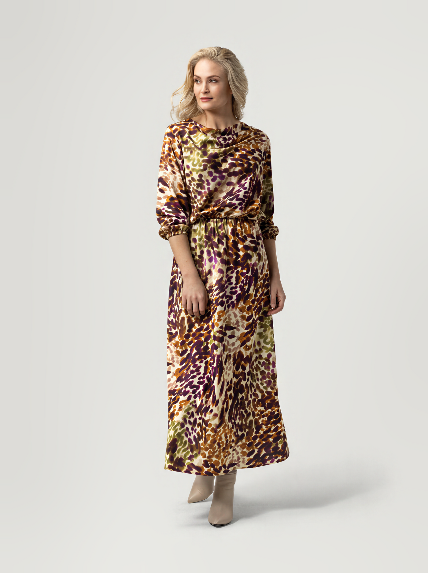Zoé Dress Purple — model draagt de lange jurk, volledige lengte